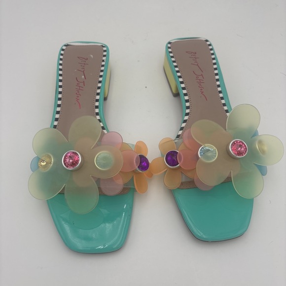 Betsey Johnson Shoes - Betsey Johnson Flower Heels Perfect For Summer Size 7